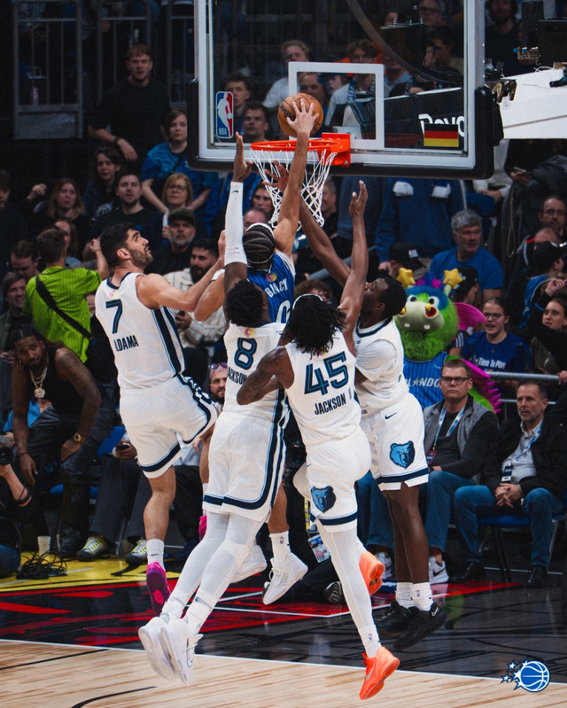 OD体育平台-快攻反击中一打四!隔扣四名防守人!NBA年度最佳扣篮来了!